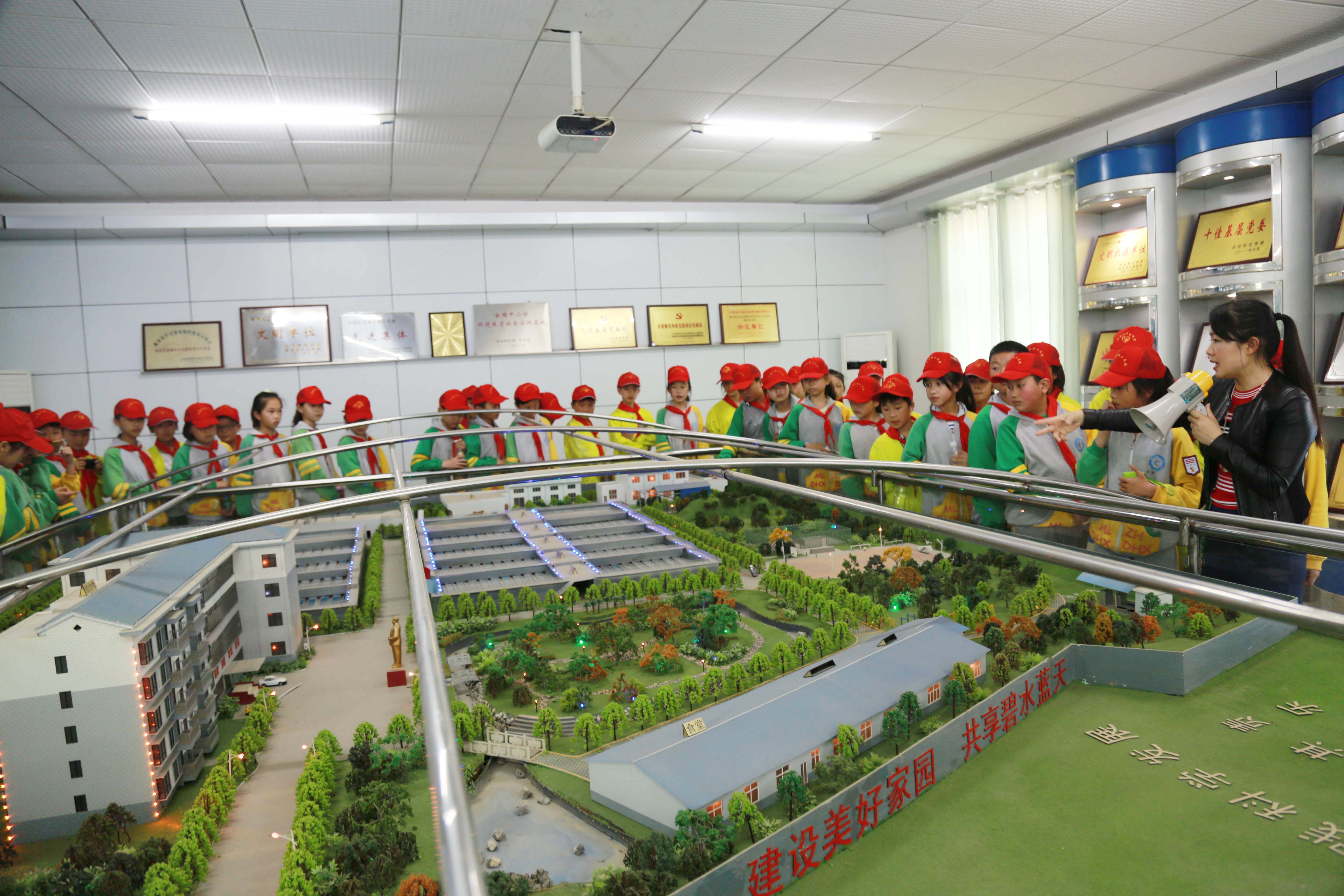 城管进校园 宏宇小学参观市污水处理有限开云中国.jpg