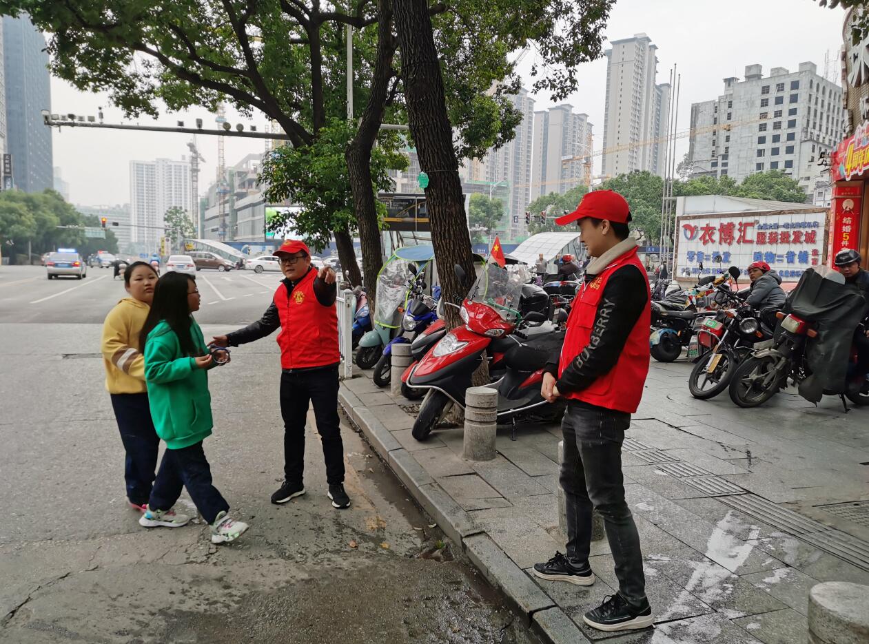 坚持参与文明交通劝导.jpg 坚持参与文明交通劝导.jpg
